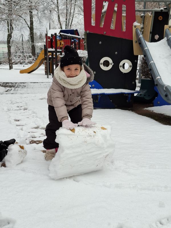 dziewczynka ze śniegową kulą