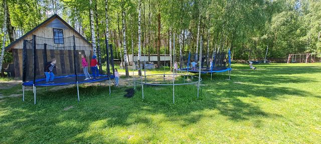 dzieci na trampolinie