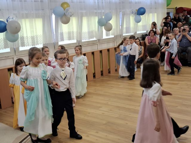 dzieci tańczące poloneza