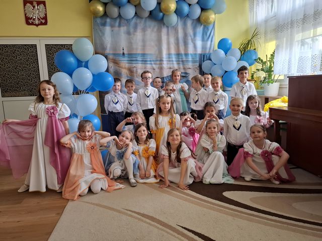 zdjęcie grupowe dzieci w strojach do poloneza
