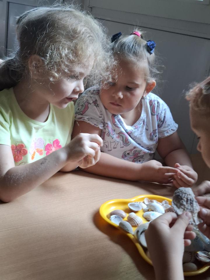 dzieci podczas zajęć w przedszkolu