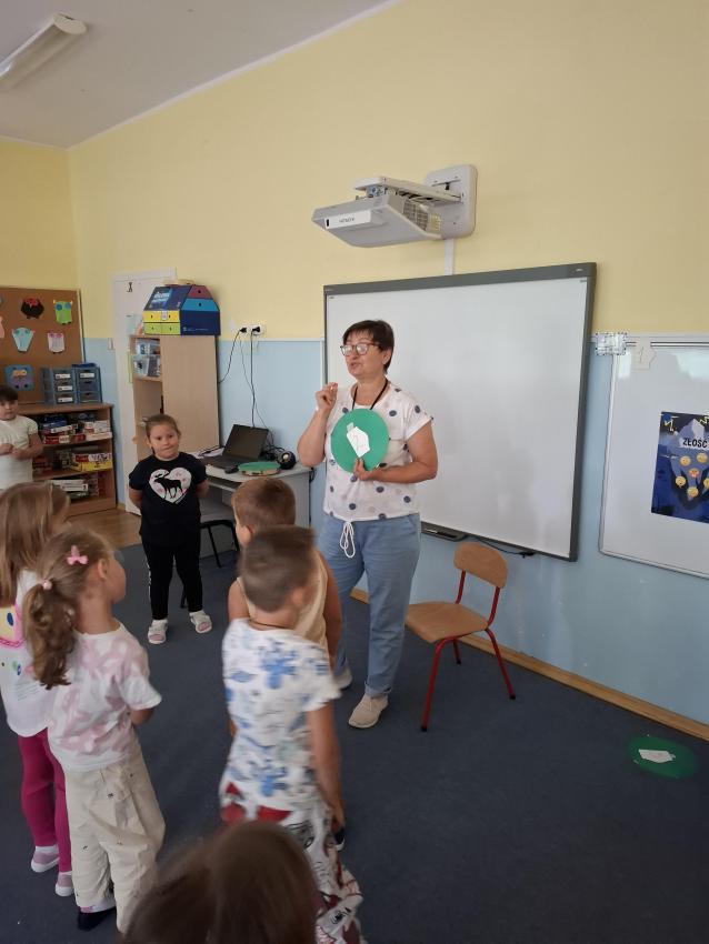 dzieci podczas zajęć w przedszkolu